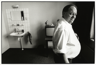 107949 Portret van de thuisloze man Wubbe in zijn kamer in het maatschappelijk centrum van het Leger des Heils ...